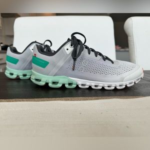 On Cloud Cloudflow 3. Women’s size 8 EUC